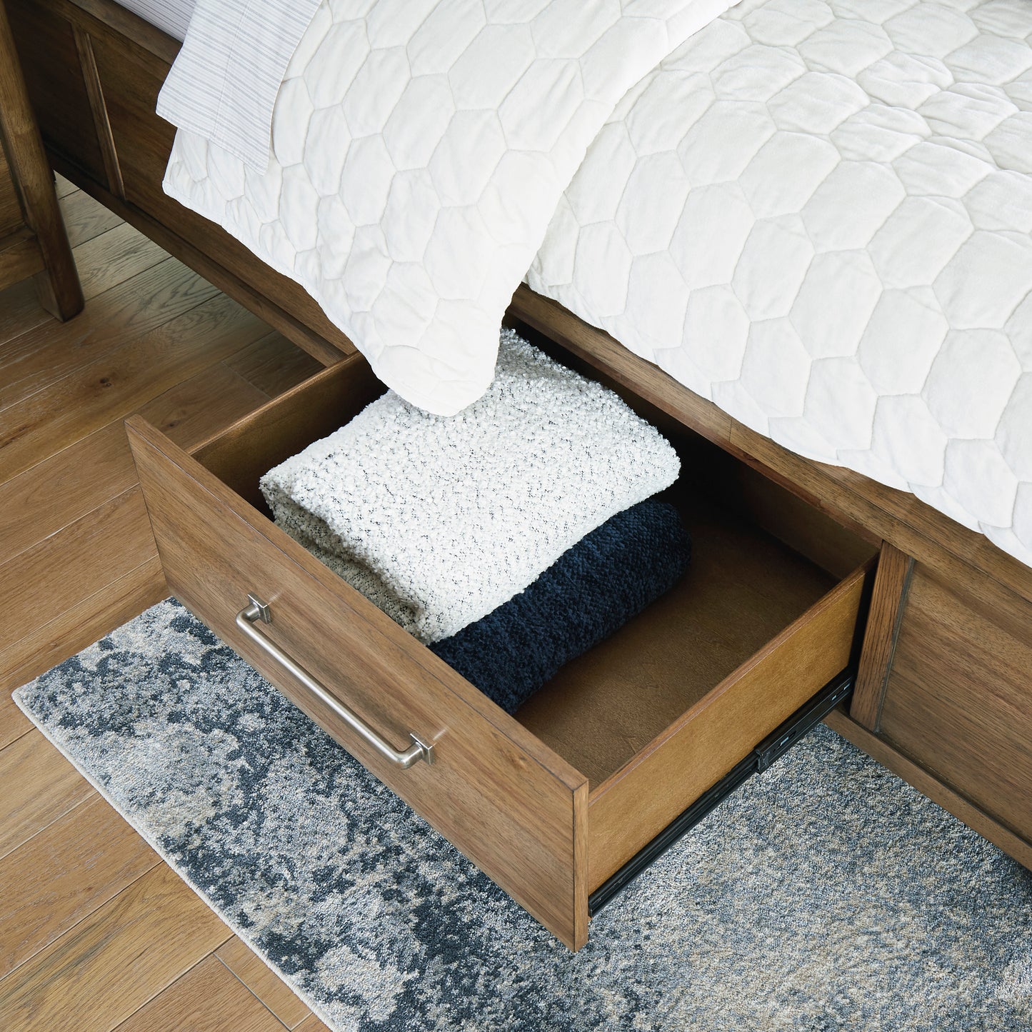 CABALYNN STORAGE PLATFORM BEDROOM SET