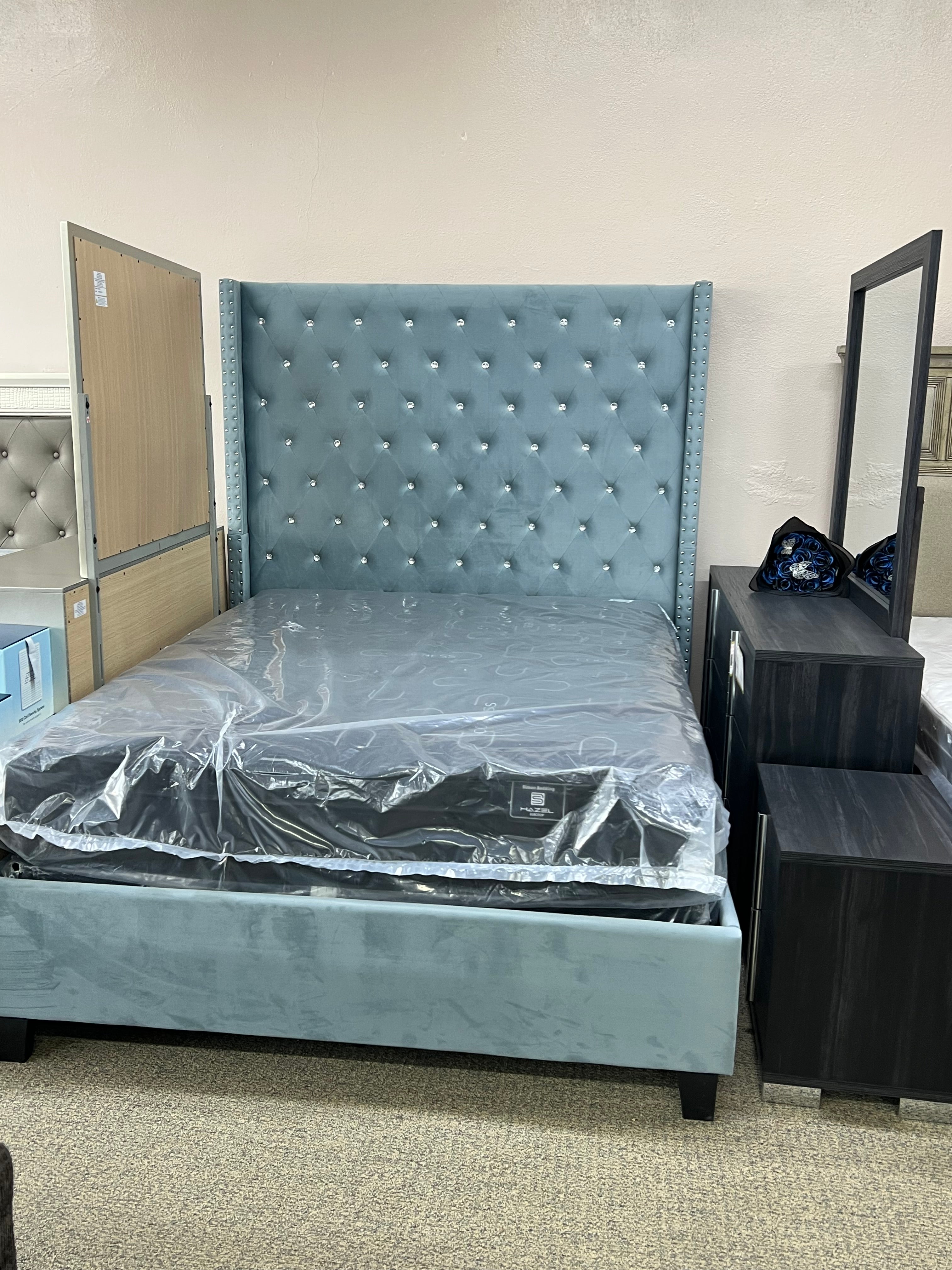 FLOOR SAMPLE - QUEEN DIAMOND UPHOLSTERED BED W/ QUEEN MATTRESS SET ...